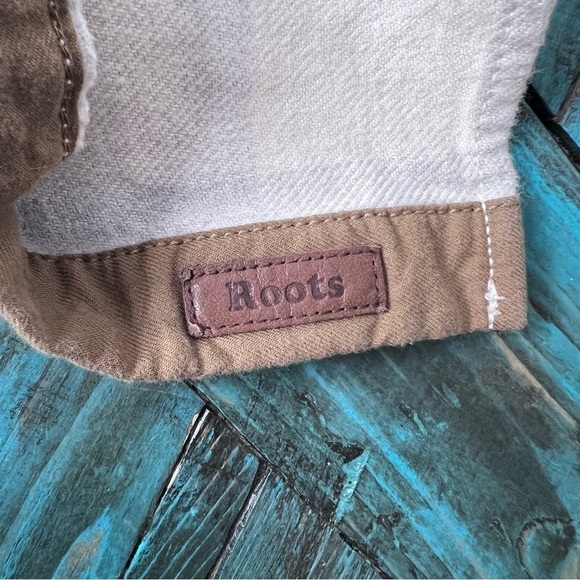 ROOTS Plaid Flannel Cream & Grey Button-Up Shirt Size Medium - Picture 12 of 12